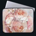 Housse Pour Ordinateur Portable BOTANICAL FLORAL PEONY nom monogram<br><div class="desc">BOTANICAL FLORAL PEONY Nom Manche d'ordinateur Monogram - Conservez votre ordinateur dans le style avec ce magnifique design avec un beau bouquet de roses et de pivoines roses, sur un bel arrière - plan d'aquarelle rose et bleu. Une couche élégante et blanche criblée bordée par un trait interne de feuille...</div>
