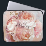Housse Pour Ordinateur Portable BOTANICAL FLORAL PEONY nom monogram<br><div class="desc">BOTANICAL FLORAL PEONY Nom Manche d'ordinateur Monogram - Conservez votre ordinateur dans le style avec ce magnifique design avec un beau bouquet de roses et de pivoines roses, sur un bel arrière - plan d'aquarelle rose et bleu. Une couche élégante et blanche criblée bordée par un trait interne de feuille...</div>