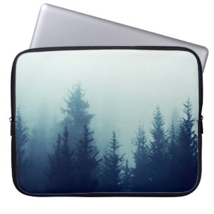Housse Pour Ordinateur Portable Brume dans la pinède sur les pistes de montagne. C