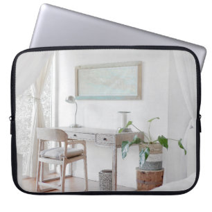 HOUSSE POUR ORDINATEUR PORTABLE BUREAU VIDE PRÈS DU RIDEAU