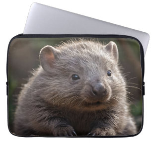 Housse Pour Ordinateur Portable "Burrow Buddy : The Fluffy Baby Australian Wombat"