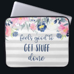 Housse Pour Ordinateur Portable Ça fait du bien de faire faire des choses | Aquare<br><div class="desc">Cette pochette élégante et tendance pour ordinateur portable présente des fleurs et des feuilles bleu marine et rose pastel,  sur des bandes gris doux. La typographie bleue moderne dit "c'est bien de faire faire les choses". Nous avons utilisé l'art de LABFcreations et IndieGrace Designs.</div>