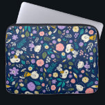 Housse Pour Ordinateur Portable cacahuètes en Motif de fleurs<br><div class="desc">Jetez un oeil à ce design super mignon avec Snoopy,  Woodstock,  Charlie Brown & Lucy dans un motif floral coloré.</div>
