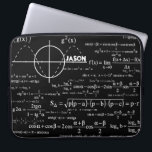 Housse Pour Ordinateur Portable Cadeaux personnalisés de physique pour des<br><div class="desc">Physique/physiciens/douille initiale nommée personnalisée de cadeau de cadeau/geek de cadeau professeur de physique/étudiant de physique/d'ordinateur portable monogramme des hommes de couleur. Pour changer le texte, employez l'option de personnalisation. Pour un texte plus étendu change comme des changements à la police, couleur de police, ou la disposition des textes, choisissent l'option...</div>