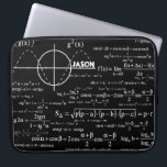 Housse Pour Ordinateur Portable Cadeaux personnalisés de physique pour des<br><div class="desc">Physique/physiciens/douille initiale nommée personnalisée de cadeau de cadeau/geek de cadeau professeur de physique/étudiant de physique/d'ordinateur portable monogramme des hommes de couleur. Pour changer le texte, employez l'option de personnalisation. Pour un texte plus étendu change comme des changements à la police, couleur de police, ou la disposition des textes, choisissent l'option...</div>