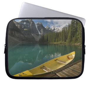 Housse Pour Ordinateur Portable Canot garé à un quai le long du lac Moraine, Banff