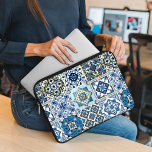 Housse Pour Ordinateur Portable Carrelage méditerranéen, Portugais, Azulejo, Majol<br><div class="desc">Motif élégante,  élégante et raffinée avec carrelage méditerranéen bleu et blanc. Un cadeau moderne et tendance,  parfait pour les amoureux de l'Azulejo dans votre vie.</div>