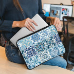 Housse Pour Ordinateur Portable Carrelage méditerranéen, Portugais, Azulejo, Majol<br><div class="desc">Motif élégante,  élégante et raffinée avec carrelage méditerranéen bleu et blanc. Un cadeau moderne et tendance,  parfait pour les amoureux de l'Azulejo dans votre vie.</div>