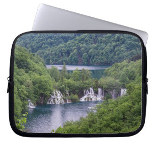 Housse Pour Ordinateur Portable Cascade cascade avec forêt verte en Croatie