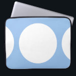 Housse Pour Ordinateur Portable Cercles blancs sur bleu clair<br><div class="desc">Ce motif géométrique audacieux présente un cercle blanc au centre et deux demi-cercles blancs aux bords d'un arrière - plan bleu clair. Si vous souhaitez ajouter un monogramme ou une image à la conception, cliquez sur le bouton "Customiser !". numériquement créé une image. Copyright © 2011 Claire E. Skinner. Tous...</div>