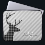 Housse Pour Ordinateur Portable Cerfs communs à la mode de plaid et rayé gris<br><div class="desc">Profil élégant de cerfs communs de plaid et douille rayée grise d'ordinateur portable avec le monogramme élégant.</div>