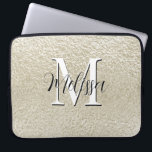 Housse Pour Ordinateur Portable Champagne Gold Foil Monogramme moderne<br><div class="desc">Cette pochette d'ordinateur portable a un arrière - plan de faux champagne texturé or. Simple et contemporain. Complétez-le avec un monogramme et un nom personnalisés. Créé par Simply Farmhouse Press.</div>