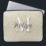 Housse Pour Ordinateur Portable Champagne Gold Foil Monogramme moderne<br><div class="desc">Cette pochette d'ordinateur portable a un arrière - plan de faux champagne texturé or. Simple et contemporain. Complétez-le avec un monogramme et un nom personnalisés. Créé par Simply Farmhouse Press.</div>