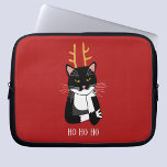 Housse Pour Ordinateur Portable Chat de Noël Sarcastique<br><div class="desc">Un drôle de chat tuxedo noir et blanc,  sarcastique,  agacé et peu enthousiaste avec des bois de Noël. Ho ho,  et tout ça. Modifiez le texte ou supprimez-le pour personnaliser davantage.</div>