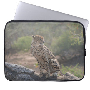 Housse Pour Ordinateur Portable Cheetah assis sur un arbre tombé dans la nature