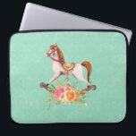 Housse Pour Ordinateur Portable Cheval à roche vintage avec Bouquet floral<br><div class="desc">Manches d'ordinateur portable avec une image charmant et fantaisiste d'un cheval à bascule à l'ancienne avec un joli bouquet floral rose et jaune. L'arrière - plan est un motif damassé vert clair et abîmé.</div>