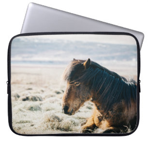 Housse Pour Ordinateur Portable CHEVAL Brown SITUÉ SUR GRASS PRÈS DE LA PLAGE