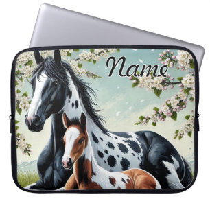 Housse Pour Ordinateur Portable Cheval et poulain reposent au milieu des arbres en