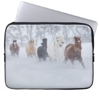 Chevaux courant dans la neige