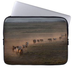 Housse Pour Ordinateur Portable Chevaux sauvages marchant vers le désert