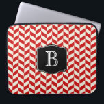 Housse Pour Ordinateur Portable Chevrons Red Herringbone Motif avec Monogramme<br><div class="desc">Un design charmant chevron en rouge et blanc avec monogramme personnalisé que vous pouvez éditer avec votre texte initial ou autre texte souhaité.</div>