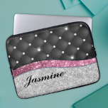 Housse Pour Ordinateur Portable Chic girly faux parties scintillant argent noir ro<br><div class="desc">Jolie chic et élégante parties scintillant en faux argent girly et strass bling pour créer une manche d'ordinateur portable unique et élégant. Magnifique, moderne et coussin cool pour le brancheur tendance et amateur d'art. Personnalisez facilement cette pochette d'ordinateur portable chic branchée avec votre nom. Ce design élégant conviendra aux filles...</div>