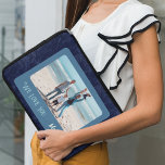 Housse Pour Ordinateur Portable Chic Photo Personnalisée Texte Mère Jour Cadeau<br><div class="desc">Personnalisez votre pochette de portable avec le design "Chic Personnalisé Photo Text" ! Il peut être customisé avec votre photo et texte préférés. Protégez votre ordinateur portable avec style grâce à cette pochette unique qui reflète votre personnalité et votre style. Que vous souhaitiez ajouter une photo de vos proches, votre...</div>
