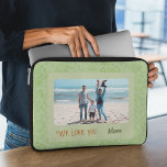 Housse Pour Ordinateur Portable Chic Photo Personnalisée Texte Mère Jour Cadeau<br><div class="desc">Personnalisez votre pochette de portable avec le design "Chic Personnalisé Photo Text" ! Il peut être customisé avec votre photo et texte préférés. Protégez votre ordinateur portable avec style grâce à cette pochette unique qui reflète votre personnalité et votre style. Que vous souhaitiez ajouter une photo de vos proches, votre...</div>