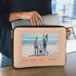 Housse Pour Ordinateur Portable Chic Photo Personnalisée Texte Mère Jour Cadeau<br><div class="desc">Personnalisez votre pochette de portable avec le design "Chic Personnalisé Photo Text" ! Il peut être customisé avec votre photo et texte préférés. Protégez votre ordinateur portable avec style grâce à cette pochette unique qui reflète votre personnalité et votre style. Que vous souhaitiez ajouter une photo de vos proches, votre...</div>