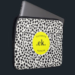 Housse Pour Ordinateur Portable Chien dalmate Abstrait Motif rose chaud Monogramme<br><div class="desc">Protégez votre ordinateur portable avec style grâce à la passoire Abstraite pour ordinateur portable Dalmatian Dog Motif Hot Pink Monogram. Doté d'un design moderne et ludique avec des taches noires et blanches audacieuses et un accent rose vif, cette manche ajoute une touche de personnalité à votre équipement technologique. Personnalisez-le avec...</div>