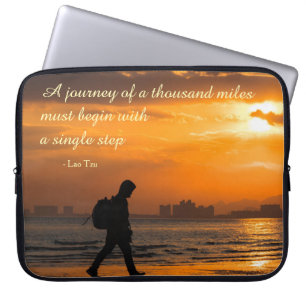 Housse Pour Ordinateur Portable Citation classique de Lao Tzu sur le voyage