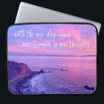 Housse Pour Ordinateur Portable Citation Inspirante Pink Purple Ocean Sunset<br><div class="desc">"Avec le nouveau jour vient une nouvelle force et de nouvelles pensées." Ce spectaculaire paysage côtier de Palos Verdes, Californie, immaculé, plage de l'océan, pris près du coucher du soleil, respire la tranquillité et la solitude chaque fois que vous utilisez cette élégante pochette d'ordinateur portable en néoprène photographie. Une citation...</div>