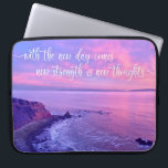 Housse Pour Ordinateur Portable Citation Inspirante Pink Purple Ocean Sunset<br><div class="desc">"Avec le nouveau jour vient une nouvelle force et de nouvelles pensées." Ce spectaculaire paysage côtier de Palos Verdes, Californie, immaculé, plage de l'océan, pris près du coucher du soleil, respire la tranquillité et la solitude chaque fois que vous utilisez cette élégante pochette d'ordinateur portable en néoprène photographie. Une citation...</div>