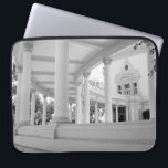 Housse Pour Ordinateur Portable Colonnade vintage courbe<br><div class="desc">Une colonnade incurvée balaie le premier plan de la photo originale en noir et blanc menant à un pavillon avec un espace de représentation dans l'arrière - plan. La double rangée de colonnes corinthiennes blanches supporte un toit qui tourne de droite à gauche et de retour à droite. Photographié d'un...</div>