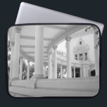 Housse Pour Ordinateur Portable Colonnade vintage courbe<br><div class="desc">Une colonnade incurvée balaie le premier plan de la photo originale en noir et blanc menant à un pavillon avec un espace de représentation dans l'arrière - plan. La double rangée de colonnes corinthiennes blanches supporte un toit qui tourne de droite à gauche et de retour à droite. Photographié d'un...</div>