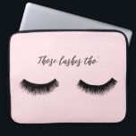 Housse Pour Ordinateur Portable Conversation Lash - Ces Lashes Tho'<br><div class="desc">Lash Conversation II par Alicia Ludwig. Comprend des cils noirs en plumes et l'expression "Ces cils Tho'" contre un arrière - plan rose.</div>