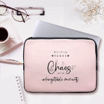 Housse Pour Ordinateur Portable Coordinateur du chaos rose vif<br><div class="desc">Le Blush Chaos Coordinator Laptop Sleeve est un élément essentiel pour tout mariage ou planificateur d'événements, avec un script noir et blanc élégant qui affiche fièrement "chaos coordinateur". Cet accessoire moderne et pratique fait le cadeau parfait pour un wedding planner, gardant leurs essentiels organisés dans le style tout en gérant...</div>