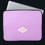 Housse Pour Ordinateur Portable Coque d'ordinateur portable couleur rose pâle viol<br><div class="desc">Motif carré effet tissu imprimé dans les tons rose et violet avec monogramme blanc. Personnalisez avec vos initiales. Lit actuellement RD. Motif et design par Sarah Trett.</div>