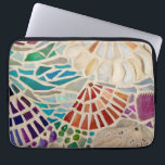 Housse Pour Ordinateur Portable Coques<br><div class="desc">Cette pochette d'ordinateur portable est décorée d'une mosaïque originale sur le thème de la plage,  composée de fragments de verre et de coquillages aux couleurs vives. Mosaïque originale © Michele Davies.</div>