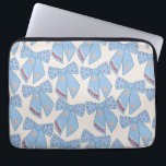 Housse Pour Ordinateur Portable Coquette Bows Bleus<br><div class="desc">Vaches De Noël Bleues Lumière - Rubans Coquette - Vaches Roses Et Arrière - plan Blanc Crème.</div>