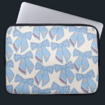 Housse Pour Ordinateur Portable Coquette Bows Bleus<br><div class="desc">Vaches De Noël Bleues Lumière - Rubans Coquette - Vaches Roses Et Arrière - plan Blanc Crème.</div>
