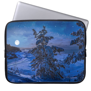 Housse Pour Ordinateur Portable Côte de la mer Baltique neigeuse avec sapin la nui