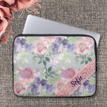 Housse Pour Ordinateur Portable Couleur d'eau vintage rose<br><div class="desc">Bel mélange de roses et de fleurs de couleur d'eau violet comme arrière - plan. Le sachet avec votre nom, est une photo et n'est pas fait avec de la parties scintillant réelle, des paillettes ou des métaux. Cette conception peut être personnalisée dans la zone fournie en modifiant le texte,...</div>