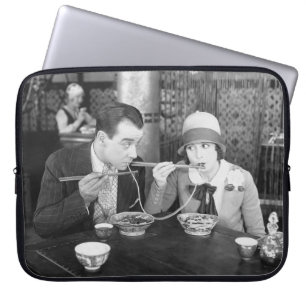 Housse Pour Ordinateur Portable Couple partageant une nouille dans un restaurant v
