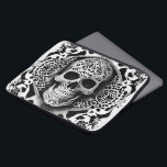 Housse Pour Ordinateur Portable Crâne de dentelle souriante noir et blanc<br><div class="desc">Promenez-vous sur le côté sombre avec ce magnifique ordinateur portable crâne en dentelle noir et blanc souriant. Utilisez-le à Halloween,  pour le Jour des Morts,  ou utilisez-le pour un article de conversation toute l'année. Sombre et belle,  elle est certainement au centre de l'attention. Créé par Simply Farmhouse Press.</div>