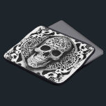 Housse Pour Ordinateur Portable Crâne de dentelle souriante noir et blanc<br><div class="desc">Promenez-vous sur le côté sombre avec ce magnifique ordinateur portable crâne en dentelle noir et blanc souriant. Utilisez-le à Halloween,  pour le Jour des Morts,  ou utilisez-le pour un article de conversation toute l'année. Sombre et belle,  elle est certainement au centre de l'attention. Créé par Simply Farmhouse Press.</div>