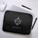 Housse Pour Ordinateur Portable Crest Black Grey Nom du monogramme Vintage Monochr<br><div class="desc">Un design noir et argent avec le monogramme initial dans une crête vintage, recommandé pour un homme. L'écusson est fausse feuille d'argent, l'arrière - plan est noir. Sous la crête il y a le nom en casquette gris. La crête florale vintage d'un ancien livre reliant, du livre "Rust, Smut Mildew...</div>
