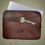 Housse Pour Ordinateur Portable Cuir Faux Brown avec clé et monogramme<br><div class="desc">Cette pochette d'ordinateur portable, inspirée par le cuir brun foncé riche, a l'air de cuir fin avec couture et une clé en laiton. C'est une déviation amusante vers le faux cuir qui est sophistiqué avec un look exécutif. Personnalisez-le avec un nom ou des initiales comme si embloqué pour l'obtention du...</div>