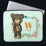Housse Pour Ordinateur Portable Cute Bear, Yellow Flower & Floral Wreath Monogram<br><div class="desc">Manche d'ordinateur portable conçue avec une jolie illustration d'un ours brun caricaturé tenant une marguerite jaune. Entouré d'une couronne fleurie décorative avec fleurs,  feuilles,  sprigs et coeurs. Jeu de couleurs d'automne. Personnalisez avec une initiale et un nom monogramme.</div>