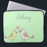 Housse Pour Ordinateur Portable De mignons Inséparables sur le point Polka vert de<br><div class="desc">Manche d'ordinateur portable adorable avec illustration inséparable sur un arrière - plan de pois vert pastel. Option de personnalisation.</div>